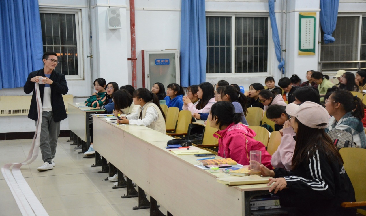 说明: E:\1066vip威尼斯学生工作\安全稳定\消防安全员讲座\2019年10月27日19级新生消防演讲\DSC_5731_看图王.jpg